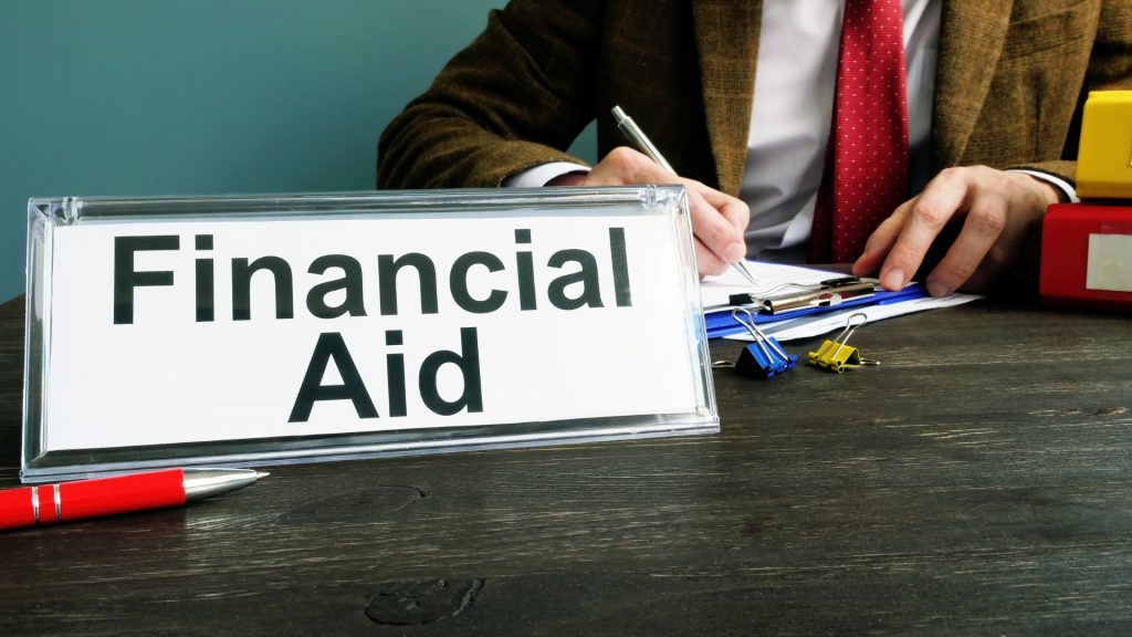 Financial Aid and Scholarship Guide for Online Graduate Students - featured image