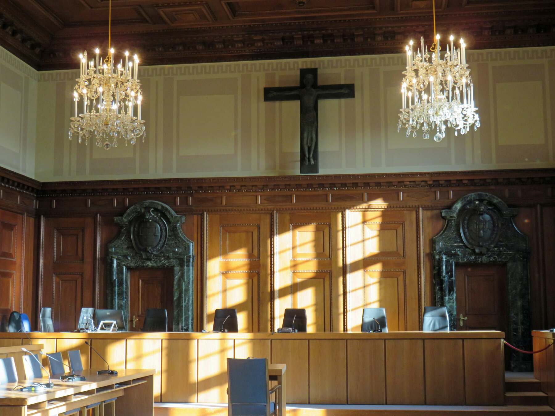 An empty court room with bare walls and chairs
